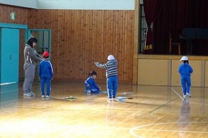 DSC04010 1年生,5人で仲良く短縄をしています。\