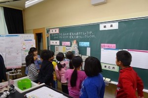DSC04061 席を離れ,みんなで話し合っています。主体的です。まさにアクティブラーニングです。\