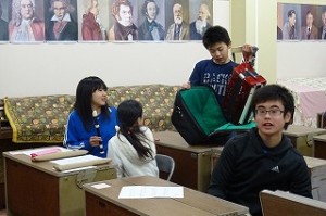 DSC04065 6年生は,「音楽」です。音楽室で合奏をしていました。\