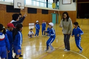 DSC04071 最初は,1年生が見学し,2年生がお手本で跳びました。さすが2年生は全員跳べます。去年は跳べなかった子も跳べるようになってます。成長が見えます。\