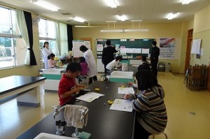 DSC04073 電気を通すもの,通さないものの実験をしています。\