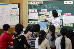 DSC04077 今日の学習内容をつかんでいます。\