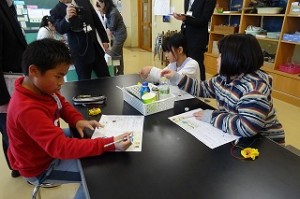DSC04079 パーソナルワークで実験の結果を記入したり,考察したりしています。\