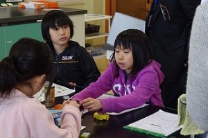 DSC04085 グループワークで話し合って意見交換をしています。\