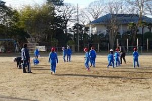 DSC04097 凍り付いた校庭の土から石を拾いました。\