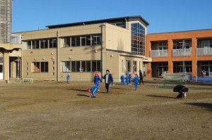 DSC04098 たくさん石を拾うことができました。1・2年生もたいしたものです。\