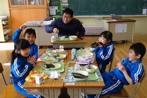 DSC04100 1年生,上手に手巻き寿司ができました。\
