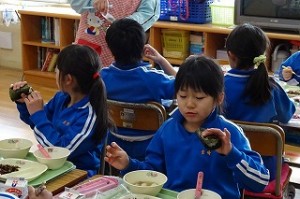 DSC04108 2年生,学校でも2回目の恵方巻きです。さすが上手に巻くことができています。\