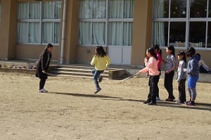 DSC04117 4・5年生,八の字やみんなでジャンプを楽しそうにやっています。\