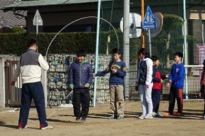 DSC04119 水曜日のふれあいタイム。6年生は2本のロープを上手に跳んでいます。\