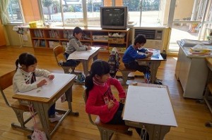 DSC04122 1年生,図工「できたらいいなこんなこと」です。楽しい想像の世界が描けています。\