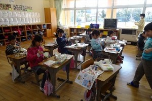 DSC04123 2年生の図工,「切ってひねってつなげてみると」です。\
