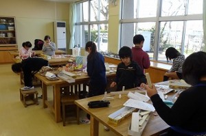 DSC04126 3年生の図工,「のこぎりひいてザクザクザク」です。\