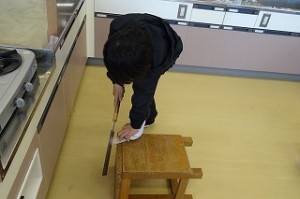 DSC04129 初めてののこぎりを上手にひいてます。今まさに,技術を身に付けているのですね。大切なことです。\