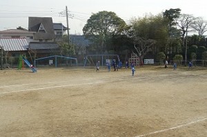DSC04144 入学説明会で,保護者への説明の時に来年度の1年生と今の1年生・2年生が外で楽しく遊びました。HP掲載の許可を頂いていないので遠くからで失礼します。\