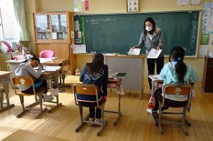 DSC04151 5年生は社会科で、情報の学習をしていました。\