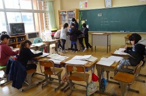 DSC04152 3年生は算数でテストの直しを、授業の最後にしていました。\