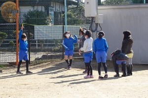 DSC04175 3年生女子が短縄で遊んでいます。\