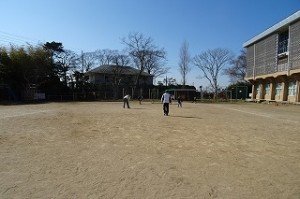 DSC04181 3年生男子・6年生男子で,体調の悪くない子・読書好き以外の子は男子教員と一緒にサッカーをしました。\