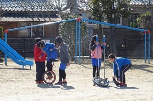 DSC04184 4・5年生は,一輪車に夢中です。\