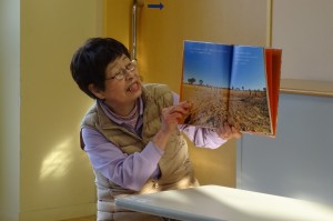DSC04195 ミーアキャットの本を読んでくださいました。\