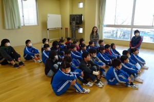 DSC04196 子ども達は,ミーアキャットが助け合って生きている話を集中して聞きました。\