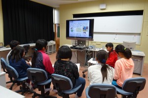 DSC04201 4・5年生は,総合的な学習の時間で学んだアイマスク体験や車いすの操作方法等をまとめ,発表練習をしていました。この後、児童朝会で発表します。\