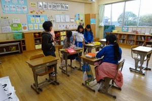 DSC04213 4・5年生は何か作っていましたが,恥ずかしがって,写らないように顔をそむけたので「そっ」としておきました。\