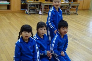 DSC04215 一人の子が「お姉さん指から血が出たあ~」と言ったので,みんなが集まってきたところです。可愛いですね!\