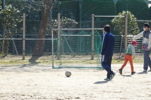 DSC04223 腰の痛い先生たちと2年生のサッカーです。\