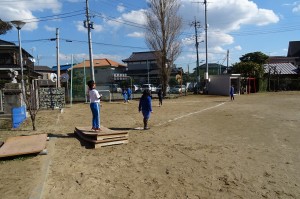 DSC04226 3年生はキックベースボール。男女仲良くやってます。\
