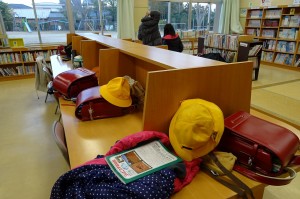 DSC04228 本校の児童クラブは図書館を使用してます。本の読み放題です!\