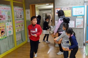 DSC04236 返し終わった3年生が配膳室から出てきます。\