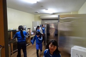 DSC04240 4・5年生も元気に「ごちそうさま」と言って,種類ごとにコンテナにしまっています。\