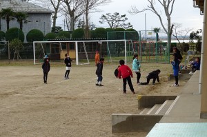 DSC04242 昼休み3年生が「田んぼ鬼」をしています。\