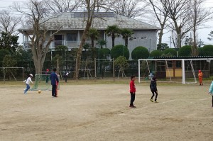 DSC04243 2年生と越川先生。サッカーをしています。\
