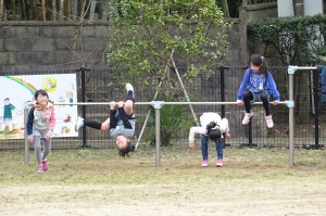 DSC04244 2年生が鉄棒をしています。\