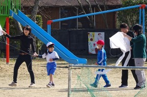 DSC04265 1年生は親子で凧揚げをしました。\