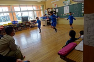 DSC04267 「学習発表会をしよう」で国語から体育までできるようになったことを発表していました。\