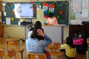 DSC04269 4・5年生は「2分の1成人式」をしました。大型テレビとパソコンを使って発表していました。\