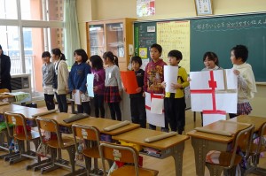 DSC04272 「3年生で学んだことを発表しよう」で写真は,総合的な学習のまとめを保護者のみなさまに発表しているところです。\