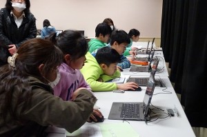 DSC04274 6年生「アルバム作り」親子でパソコンを操作してました。\