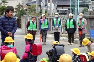 DSC04317 今週も自警団の皆様が,本校児童の下校の安全を守ってくださいます。\
