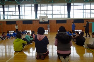 DSC04393 記録を確認しました。みんなでジャンプは,人数×跳んだ回数が記録となります。今日の1番は1000回以上の記録でした。\