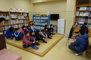 DSC04498 3・4・5年生がお客さんです。場所は図書室です。\