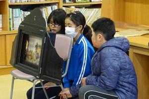 DSC04502 図書委員もこの紙芝居を読むことに慣れています。\