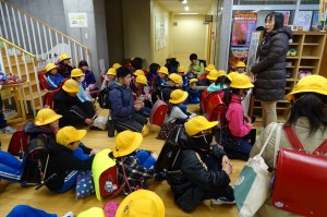 DSC04508 買えるときに雨が降り出し,エントランスでの一斉下校です。\
