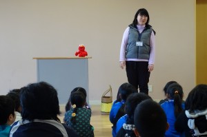 DSC04530 英語に興味をもったのは,セサミストリートだったそうです。英検とTOEICにもチャレンジして合格した頑張りを子ども達に話してくれました。\\
