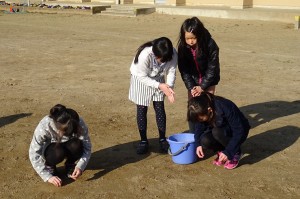DSC04554 朝の奉仕活動で今日は石拾いをしました。\