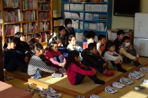 DSC04563 お客さんは,1・2年生です。みんな集中して楽しそうです。\